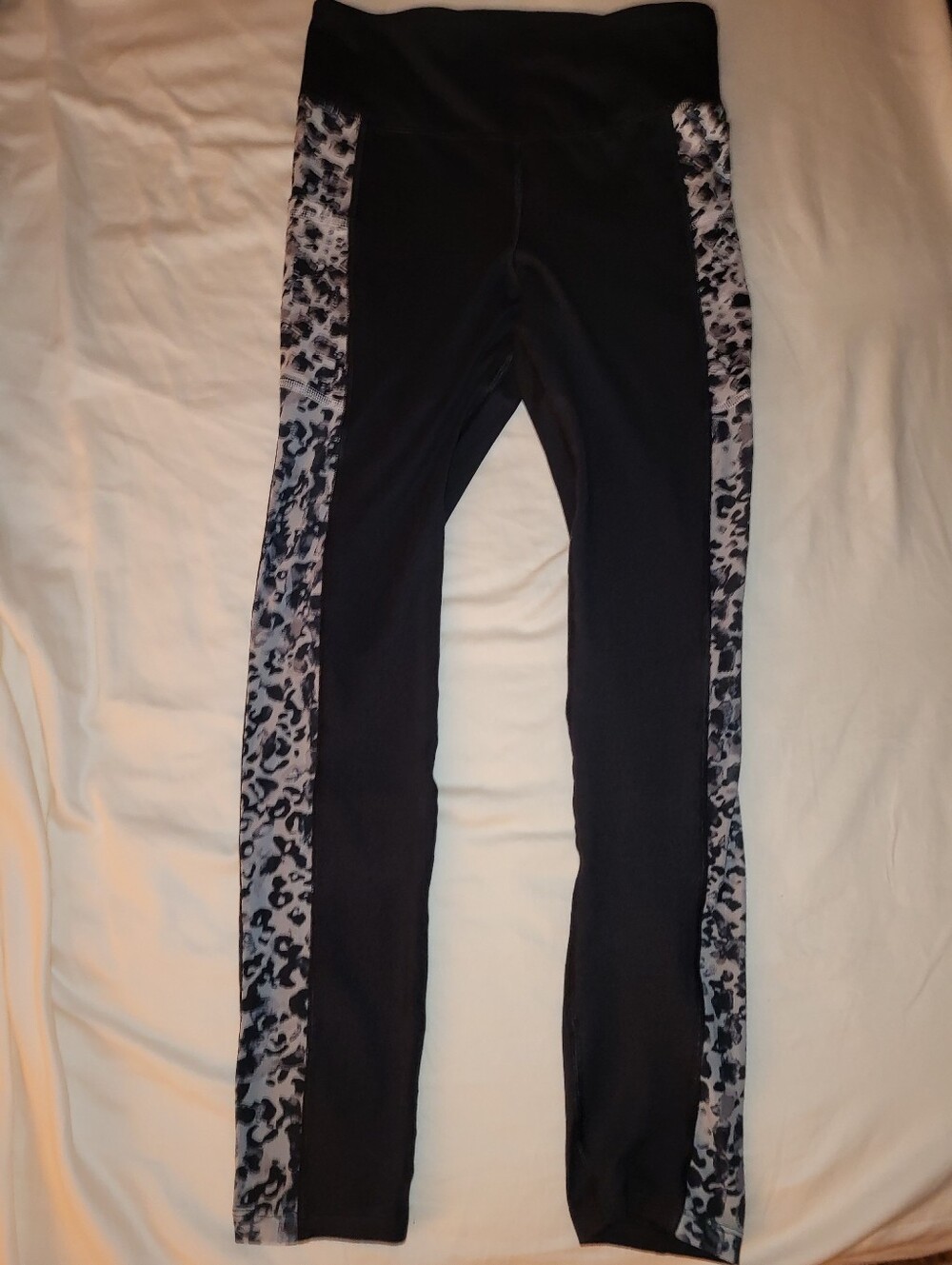 SO Black Active Leggings with Gray Snow Leopard Mesh Pattern and Pockets, Size M - Picture 4 of 8